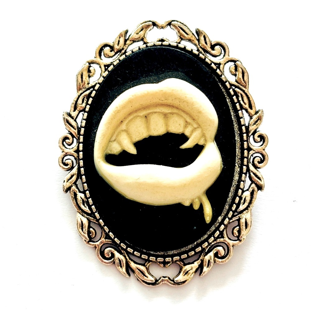 ***Flawed Black and White Vampire Mouth Cameo Victorian Style Brooch, NWT